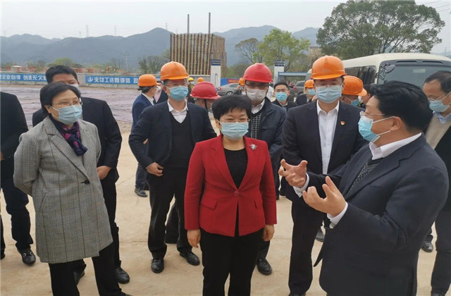 浙江省副省長陳奕君一行到中天二建東陽市南馬鎮西區污水處理廠二期項目調研防疫復工工作