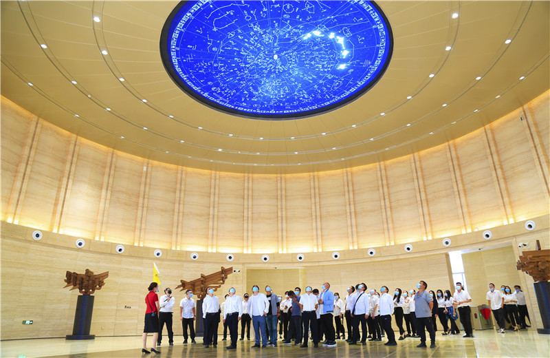 2020中秋來臨之際，中天六建機關150余名員工參觀學習中國建筑科技館，共同探索建筑之美。