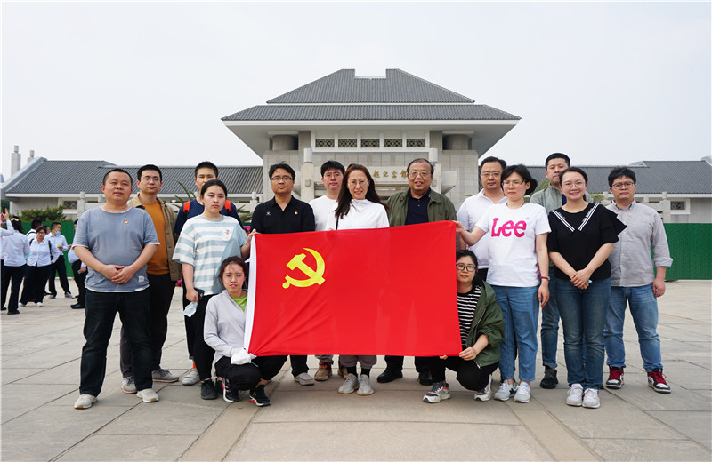 2021年5月20日下午，天怡設計開展“迎接建黨百年華誕”主題活動，組織企業黨員參觀周恩來鄧穎超紀念館。