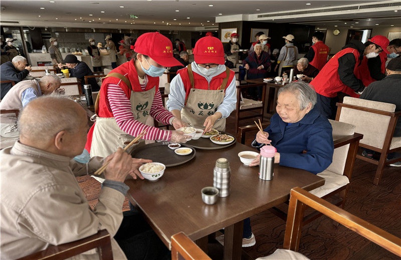 2023年4月12日，控股集團志愿者走進杭州市上城區雨花敬老院開展公益志愿服務。
