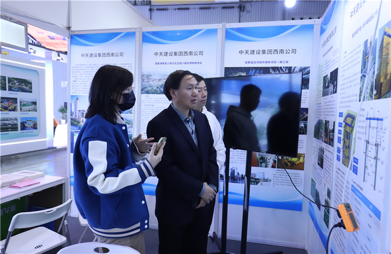 2023年11月16日至18日第三屆川渝住房城鄉(xiāng)建設(shè)博覽會(huì)在成都召開，西南公司攜集團(tuán)SWP自主研發(fā)鋼平臺(tái)提升技術(shù)、鋼結(jié)構(gòu)棧道全過程關(guān)鍵建造技術(shù)參加會(huì)議。
