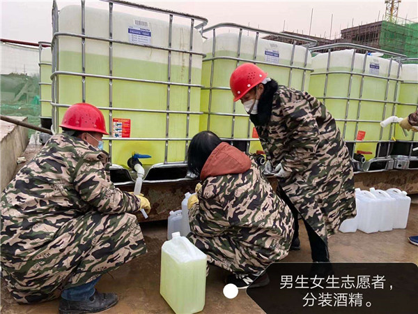 從山東采購拉到松滋市分裝，并發(fā)往全市醫(yī)院的醫(yī)用酒精.jpg